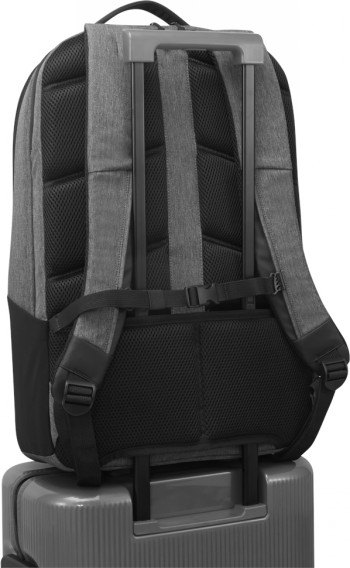 Harmaa Lenovo Business Casual -reppu 17 tuumaa, mustat olkahihnat ja matkalaukun kahvaan kiinnitettävä hihna.