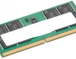 DDR5-muistikampa vihreällä piirilevyllä, kultaisten liitospintojen kanssa, ylhäältä kuvattuna.