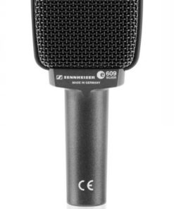 Suorakulmainen musta Sennheiser E 609 -mikrofoni, etunäkymä metallikehikon ja integroidun pidikkeen kanssa.