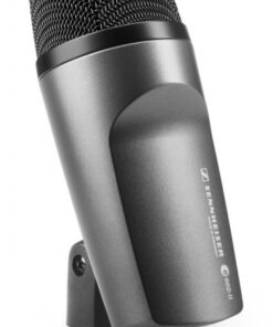 Hopeanvärinen ja sylinterinmuotoinen Sennheiser E 602 II -instrumenttimikrofoni, mustalla metallisella verkkopäällä.