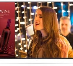 65 tuuman LG UHD-näyttö, oikealla puolella konserttikuva ja vasemmalla punaviinimainos.