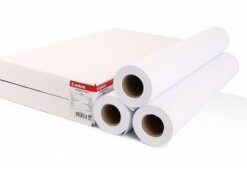 Kolme valkoista paperirullaa ja litteä laatikko, Canon-logo näkyy pakkauksessa, puhdas ja minimalistinen asettelu.
