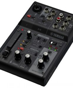 Musta Yamaha AG03MK2 3-kanavainen suoratoistomikseri, jossa USB-liitäntä ja säätönuppeja yläviistosta kuvattuna.