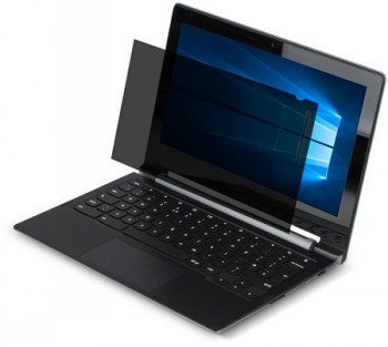 Ohut musta tietokonesuojakalvo asennettuna kannettavan näytölle, joka esittää Windows-käyttöjärjestelmää.