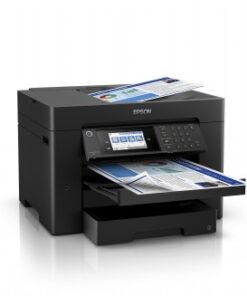 Musta Epson WorkForce WF-7830DTWF -monitoimitulostin, jossa on LCD-näyttö ja avoimet paperilokerot, tulostettuja papereita...