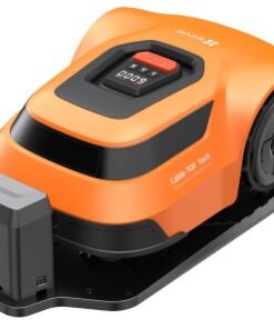 Oranssi ja musta robottiruohonleikkuri latausalustalla, etuviistosta kuvattuna.