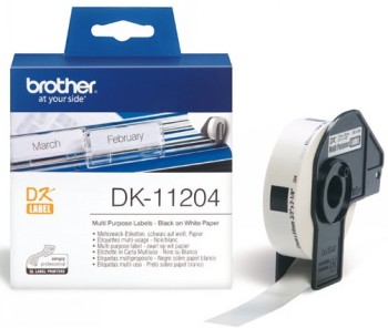 Brother DK11204 monikäyttöisten etikettien pakkaus ja rullassa oleva etikettinauha valkoisella taustalla.
