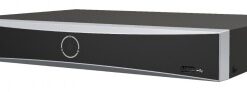 Musta ja hopeanharmaa Hikvision-tallennuslaite, suorakaiteen muotoinen, edestä katsottuna, yksinkertainen ja moderni muoto...