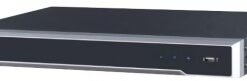 Mustan ja hopean värinen Hikvision-valvontatallennin litteällä suorakaiteen muotoisella designilla, etunäkymä USB-portilla.