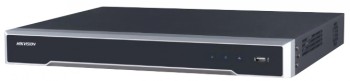 Mustan ja hopean värinen Hikvision-valvontatallennin litteällä suorakaiteen muotoisella designilla, etunäkymä USB-portilla.