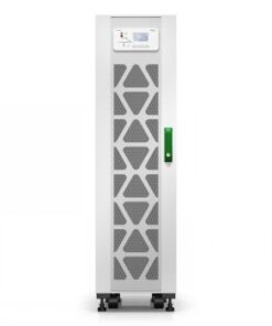 Kapea valkoinen APC UPS-laite seisoo vaalealla taustalla, etupaneelissa kolmiokuvioita ja digitaalinen näyttö.
