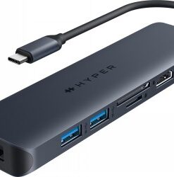 Tummanharmaa Hyper HyperDrive USB-C-sovitin, jossa seitsemän porttia ja kaapeli, moderni, kompakti muotoilu.