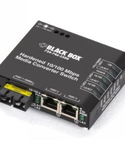 Mustanvärinen Black Box Ethernet-kytkin, jossa kaksi RJ45-porttia ja yksi singlemode kuituportti. Kuvattu pöydällä valkois...