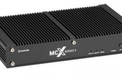 Musta suorakaiteen muotoinen videokoodain, jossa jäähdytysrivat ja merkinnät MCX Series 9 etupaneelissa.