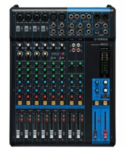 12-kanavainen analogimikseri, jossa useita kanavasäätimiä, liittimiä ja sinisiä korostuksia. Yläosassa Yamaha-logo, pystys...