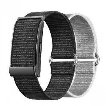 Mustan ja valkoisen säädettävän nailonrannekkeen pari, metallikiinnikkeillä, sivuprofiili.
