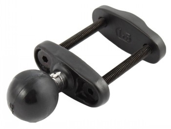 Musta RAM Mounts -kuulakiinnike C-kokoa, jossa 1.5 tuuman kuula ja kiristettävä clamp enintään 1.5 tuuman leveydelle.