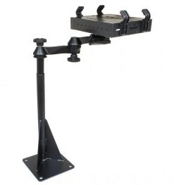 Mustasta metallista valmistettu RAM Mounts -laptop-teline, jossa on porattava jalusta ja säädettävä varsi.