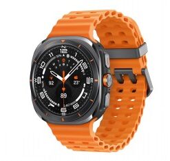 Oranssihihnainen Samsung Galaxy Watch Ultra harmaalla rungolla, pyöreä näyttö ja musta kellotaulu.