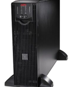Musta pystysuuntainen APC SMART-UPS RT 6000VA 230V varavirtalähde, jossa etupaneeli LED-valoineen.