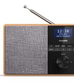 Philips R5505 radio, jossa on puinen kehys ja harmaa kaiutinritilä sekä musta ohjauspaneeli kellonäytöllä.
