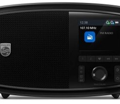 Musta retro-tyylinen Philips-radio, digitaalinen näyttö ja painikkeet edessä.