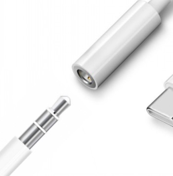 Vaaleanharmaa USB-C-sovitinkaapeli, jossa 3,5 mm kuulokeliitäntä ja USB-C-liitin, valkoisella taustalla.