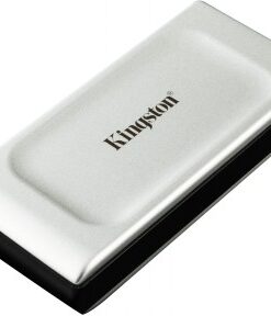 Hopeanvärinen pieni ulkoinen SSD Kingston-logolla, mustat reunat, suorakulmainen muotoilu.