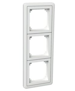Valkoinen Schneider Electric Exxact 3-osainen kehys, suorakulmainen muoto ja kolme aukkoa adapterilla.