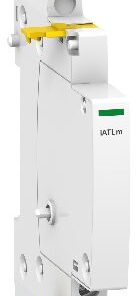 Kapea valkoinen Schneider Electric IATLM-itsepitävä rele, jossa keltainen lukitus ja vihreä logo, sivuprofiilista kuvattuna.
