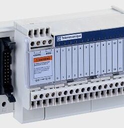 Valkoinen Schneider Electric Modicon Telefast 16 relemoduuli, liitäntäportit ja numeroidut merkkilamput.