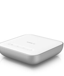 Valkoinen, suorakulmainen Bosch Smart Home -keskusyksikkö, jossa pehmeät kulmat ja hopeanvärinen reunus, pöydällä.