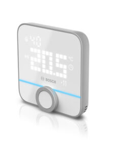 Valkoinen Bosch-huonetermostaatti, jossa digitaalinen näyttö ja pyöritettävä säätönuppi, etuviistosta kuvattuna.