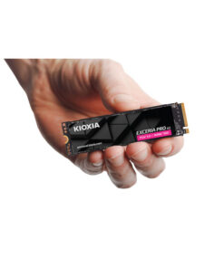 Käsi esittelee Exceria Pro G2 2TB PCIe 4.0 SSD; musta ja pinkki etiketti esillä - tehokas SSD ammattilaisille/pros. - Prisma-IT Web