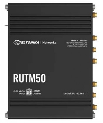Musta Teltonika RUTM50 IoT -reititin, jossa liitännät ja painatus logolla, tasaiselta pinnalta ylhäältä kuvattuna.